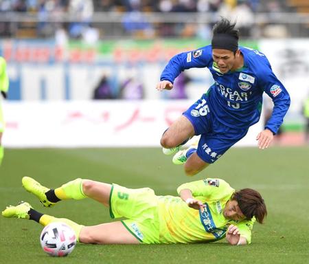 前半、千葉・増嶋（下）の激しいタックルを受ける徳島・岸本