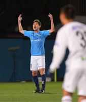 後半、途中出場しボールを要求する横浜ＦＣ・三浦知良＝ニッパツ（撮影・金田祐二）