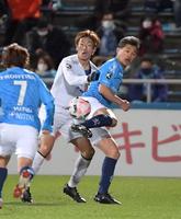 後半から出場し、自身が持つＪ１最年長出場記録を更新した横浜ＦＣ・三浦（撮影・金田祐二）