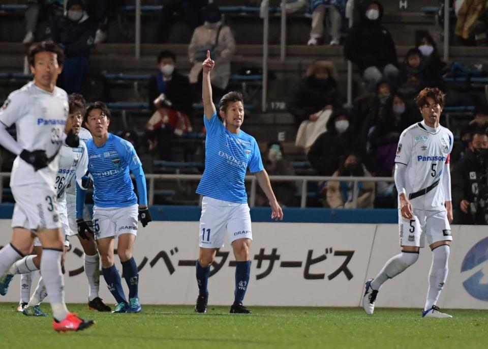 後半、途中出場しボールを要求する横浜ＦＣ・三浦知良＝ニッパツ（撮影・金田祐二）