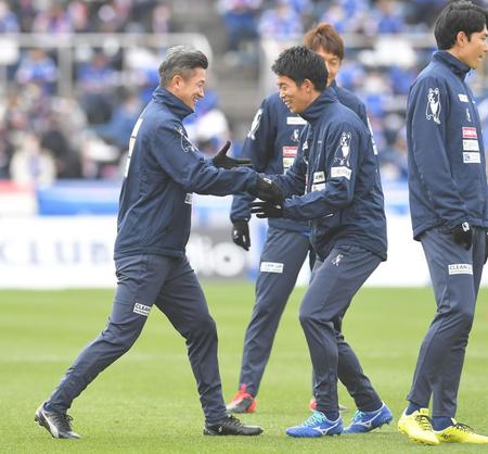 練習中にじゃれあう横浜ＦＣ・三浦知良（左）＝ニッパツ三ツ沢球技場（撮影・高石航平）