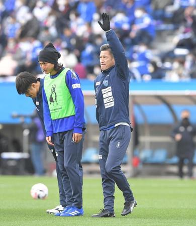 スタンドにあいさつする横浜ＦＣ・三浦知良（右）ら横浜ＦＣイレブン＝ニッパツ三ツ沢球技場（撮影・高石航平）