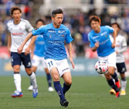 　横浜ＦＣ-横浜Ｍ　後半、途中出場しボールを追う横浜ＦＣ・三浦。自身が持つＪ１最年長出場記録を更新した＝ニッパツ