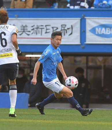 後半、ボールを追う横浜ＦＣ・三浦知良＝ニッパツ三ツ沢球技場（撮影・高石航平）