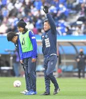 スタンドにあいさつする横浜ＦＣ・三浦知良（右）ら横浜ＦＣイレブン＝ニッパツ三ツ沢球技場（撮影・高石航平）