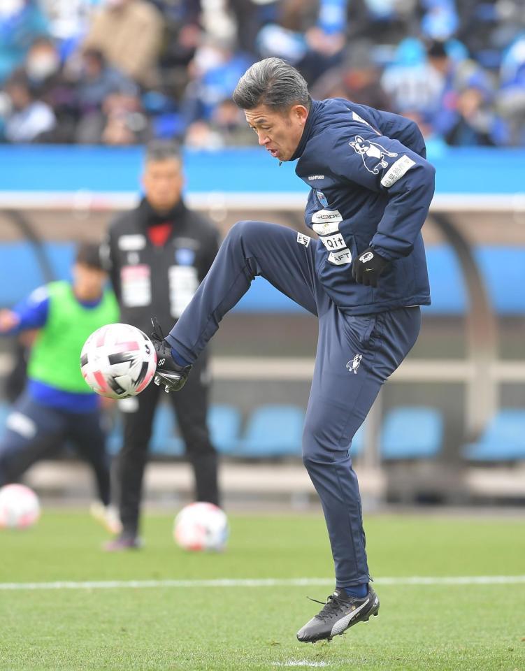 シュート練習をする横浜ＦＣ・三浦知良＝ニッパツ三ツ沢球技場（撮影・高石航平）