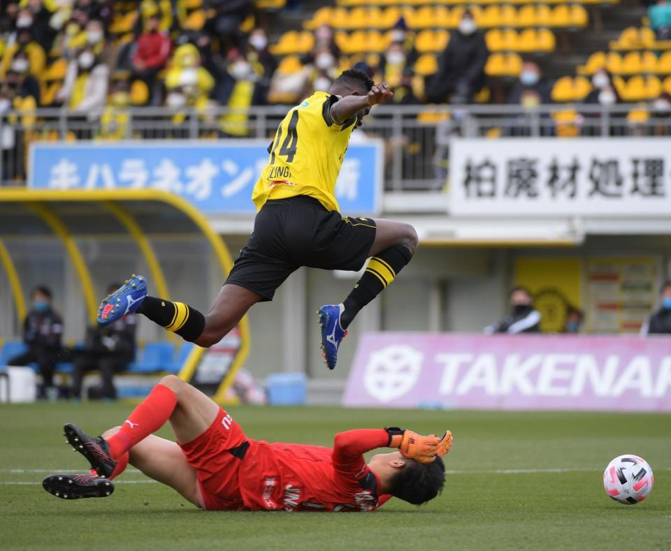 前半、川崎ＧＫ・チョン・ソンリョンをかわして、先制ゴールを決めた柏・オルンガ＝三協Ｆ柏（撮影・金田祐二）