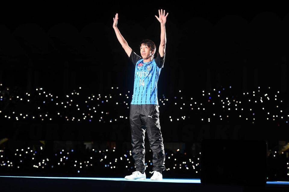 　サポーターのライトで照らされるスタジアムの中を笑顔で入場する川崎・中村