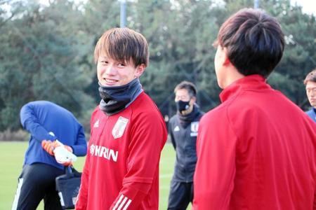 　練習前に笑顔を見せるＵ－２３日本代表候補・上田＝ＪＦＡ夢フィールド