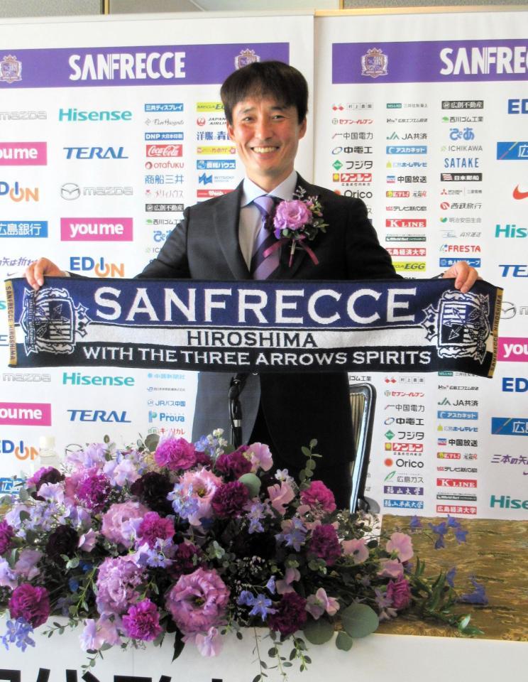 就任会見で笑顔を見せるＪ１広島女子チーム初代監督の中村伸氏