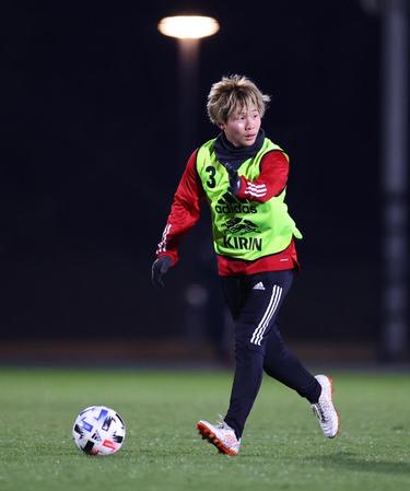 　ボールをキープする安部