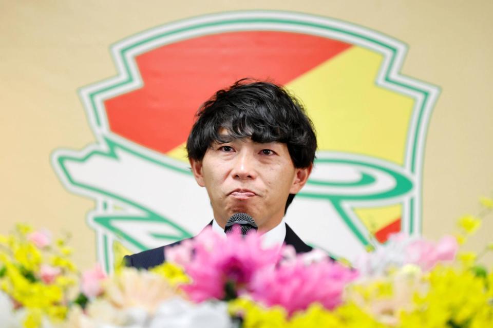 　引退会見で感極まる佐藤寿人（Ｃ）ＪＥＦＵＮＩＴＥＤ