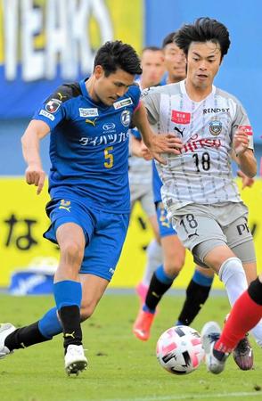 川崎・三笘と競り合う大分・鈴木（１１月２１日、川崎戦）