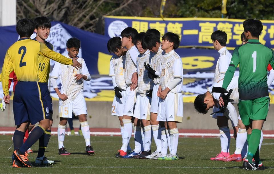 　初戦敗退に終わり肩を落とす山辺イレブン（撮影・堀内翔）