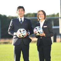 東京五輪金メダルを目指すサッカー日本代表・森保一監督（左）とサッカー日本女子代表・高倉麻子監督（撮影・開出牧）