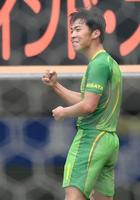 前半、先制ゴールを決め、ガッツポーズの帝京長岡・葛岡孝大＝フクダ電子アリーナ（撮影・西岡正）