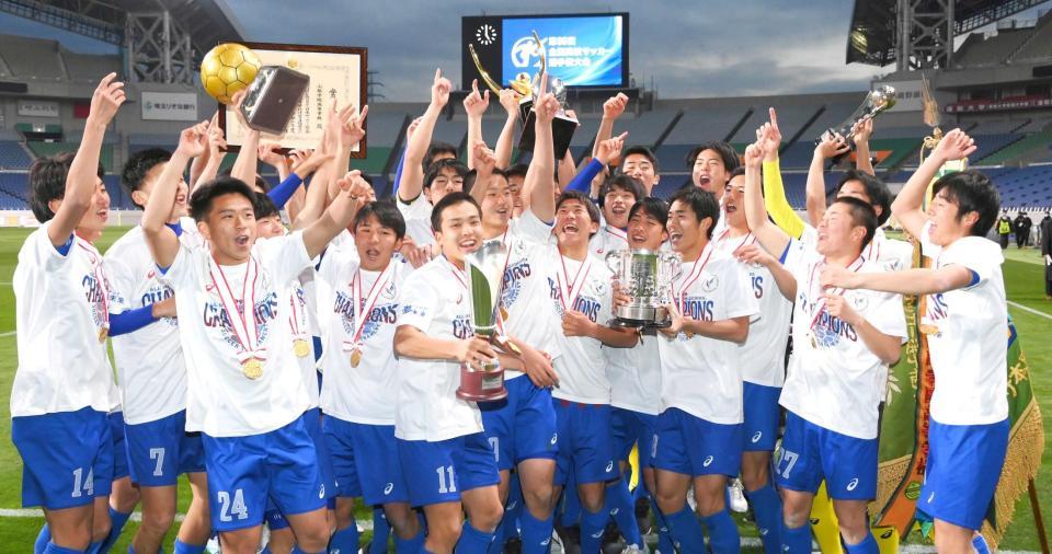 　１１年ぶり２度目の優勝を決めて喜ぶ山梨学院イレブン（撮影・堀内翔）