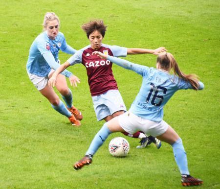 　サッカー女子のイングランド・スーパーリーグのマンチェスター・シティー戦でリーグ初出場したアストンビラの岩渕（中央）＝マンチェスター（共同）