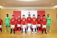 　背番号11を継承したＭＦ田中達也（右から２人目）＝（Ｃ）ＵＲＡＷＡ　ＲＥＤＳ