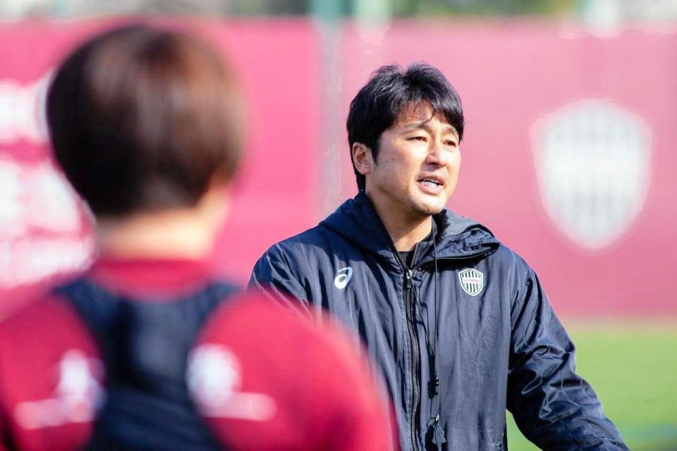 始動した神戸の三浦監督（Ｃ）ＶＩＳＳＥＬ　ＫＯＢＥ