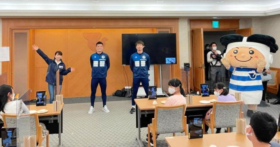 リモート会場である東大阪市役所より出演したＦＣ大阪の（左から）石塚理奈応援マネジャーと舘野、岩本