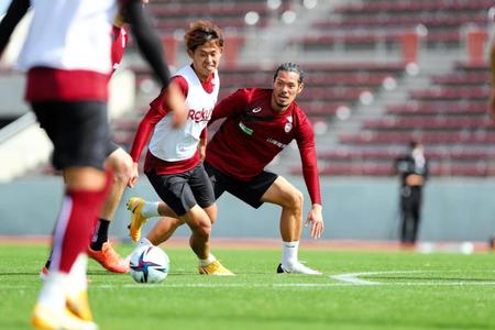 沖縄キャンプで郷家（左）をマークする神戸ＭＦ山口（Ｃ）ＶＩＳＳＥＬ　ＫＯＢＥ