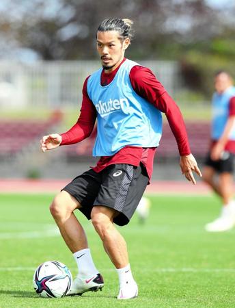 沖縄キャンプで練習する神戸・山口（Ｃ）ＶＩＳＳＥＬ　ＫＯＢＥ