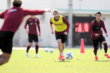 沖縄キャンプ中の神戸ＭＦサンペール（中央）　（Ｃ）ＶＩＳＳＥＬ　ＫＯＢＥ