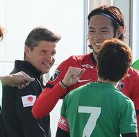 トレーニングマッチ２試合目の前にＳＣ相模原イレブンと談笑する浦和・杉本健勇。左は浦和のリカルド・ロドリゲス監督＝埼玉県内（撮影・堀内翔）