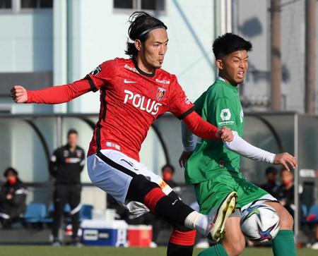 　トレーニングマッチ２試合目前半、シュートを放つ浦和・杉本（撮影・堀内翔）