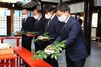 必勝祈願を行った神戸・イニエスタ（左）（Ｃ）ＶＩＳＳＥＬ　ＫＯＢＥ