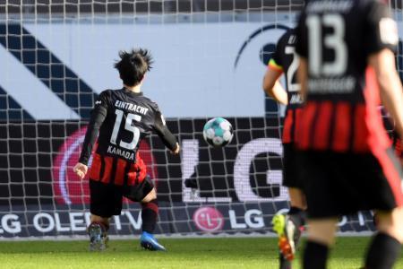 　バイエルン・ミュンヘン戦で先制ゴールを決めるアイントラハト・フランクフルトの鎌田大地＝２０日、フランクフルト（ＡＰ＝共同）