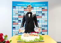 　贈られた誕生日ケーキを前にポーズを決める横浜ＦＣ・三浦知良（Ｃ）ＹＯＫＯＨＡＭＡ　ＦＣ