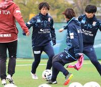 　ＷＥリーグに向けて始動した高瀬（中央）らＩＮＡＣ神戸の選手