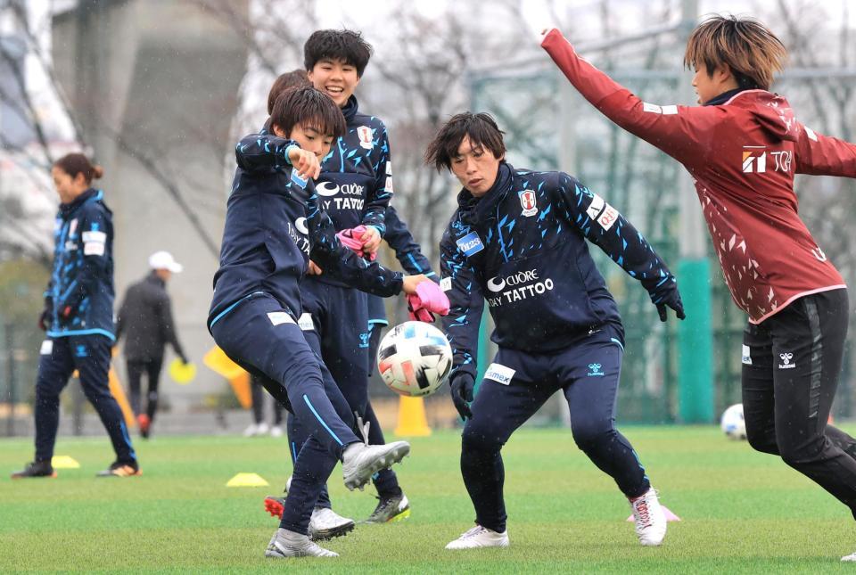 　雨の中、ボールを追い掛けるＩＮＡＣ神戸の高瀬（右から２人目）ら