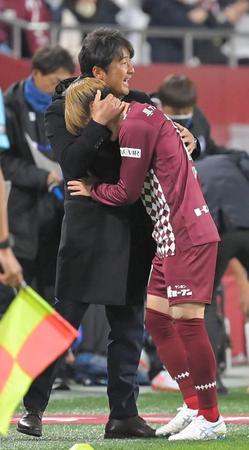 後半、先制ゴールを決め、選手交代でベンチに戻ったヴィッセル神戸・古橋亨梧（右）を抱きしめるヴィッセル神戸・三浦淳寛監督＝ノエビアスタジアム神戸（撮影・高部洋祐）