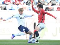 　後半、競り合うＦＣ東京・安部柊斗（左）と浦和・伊藤敦樹（撮影・堀内翔）