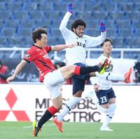 　前半、競り合う浦和・宇賀神友弥（左）とＦＣ東京・レアンドロ（撮影・堀内翔）