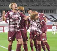 後半、先制ゴールを決め、仲間の祝福を受けるヴィッセル神戸・古橋亨梧（右手前）＝ノエビアスタジアム神戸（撮影・高部洋祐）