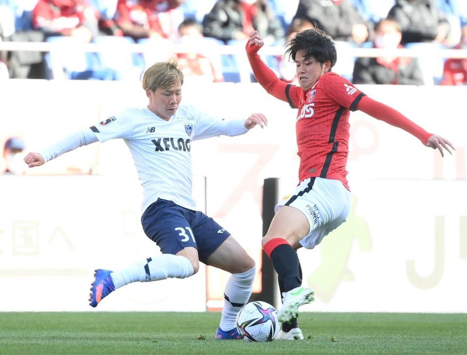 　後半、競り合うＦＣ東京・安部柊斗（左）と浦和・伊藤敦樹（撮影・堀内翔）