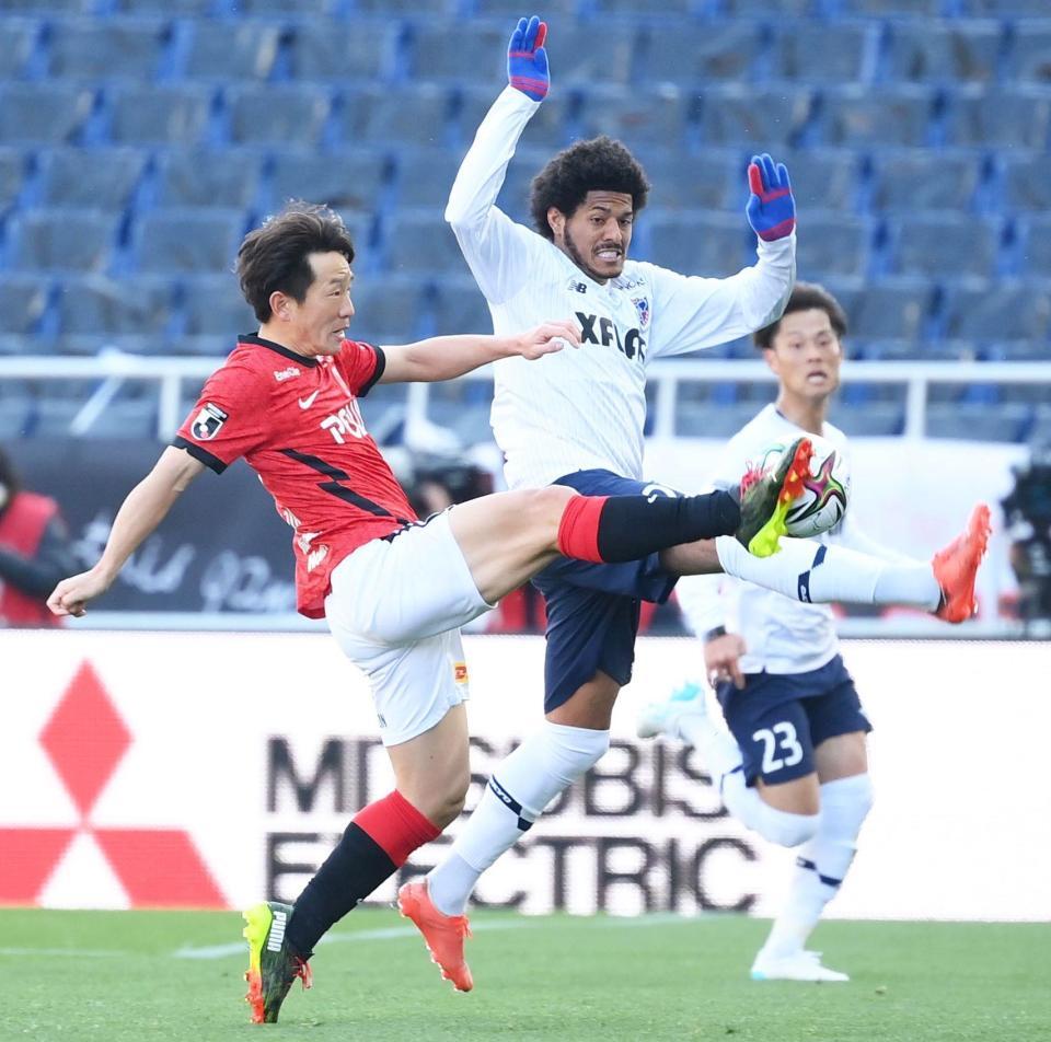 　前半、競り合う浦和・宇賀神友弥（左）とＦＣ東京・レアンドロ（撮影・堀内翔）