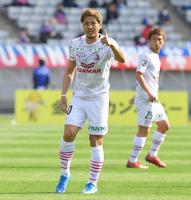 　前半、接触プレーで倒れるもサムアップで立ち上がるＣ大阪・大久保（撮影・高石航平）