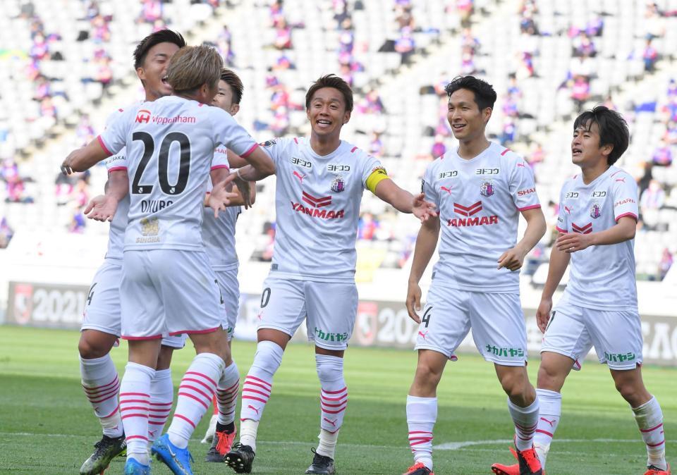 　後半、勝ち越しゴールのアシストをしたＣ大阪・大久保（２０）のもとへ走るＣ大阪・原川（中央）＝撮影・高石航平