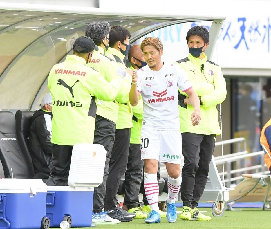 　後半、交代しベンチでタッチをかわすＣ大阪・大久保（撮影・高石航平）