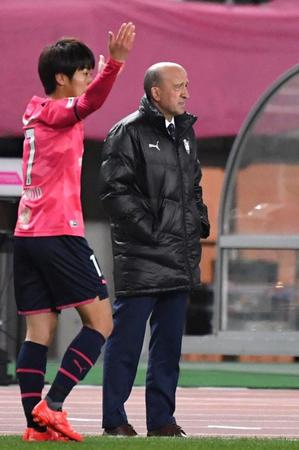 　前半、戦況を見守る清水・ロティーナ監督（右）＝撮影・北村雅宏