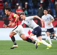 　後半途中から出場する横浜ＦＣ・三浦（撮影・堀内翔）