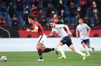 　後半途中から出場してボールを追う横浜ＦＣ・三浦知良。左は浦和・槙野智章（撮影・堀内翔）