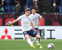 　後半途中から出場してボールを追う横浜ＦＣ・三浦知良（撮影・堀内翔）