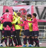 　後半、勝ち越しゴールを決めたＣ大阪・清武を祝福する大久保（中央）＝撮影・北村雅宏