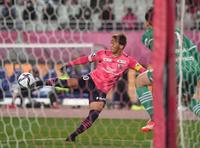 　後半、ゴールを決めるＣ大阪・清武弘嗣（撮影・北村雅宏）